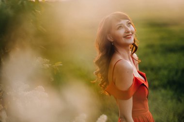 Baharda kırmızı elbiseli güzel bir kız gün batımında bir tarlada yürüyor. Bir kuadrokopter tarafından havadan alındı.