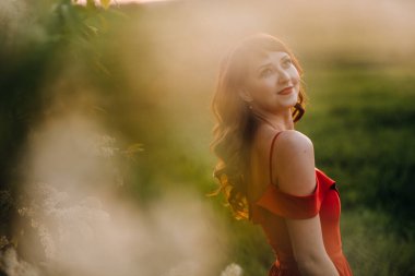 Baharda kırmızı elbiseli güzel bir kız gün batımında bir tarlada yürüyor. Bir kuadrokopter tarafından havadan alındı.