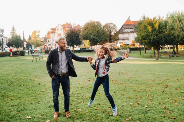 Ojciec i córka biegający na trawie w starym mieście Austria.Rodzina spaceruje po małym miasteczku w Austrii.euro.Felden am Werten zobacz — Zdjęcie stockowe