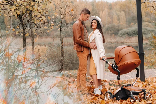 Père Mère Promenade Avec Une Poussette Dans Parc Automne Famille — Photo