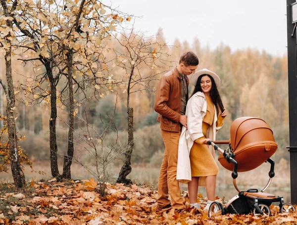 Père Mère Promenade Avec Une Poussette Dans Parc Automne Famille — Photo