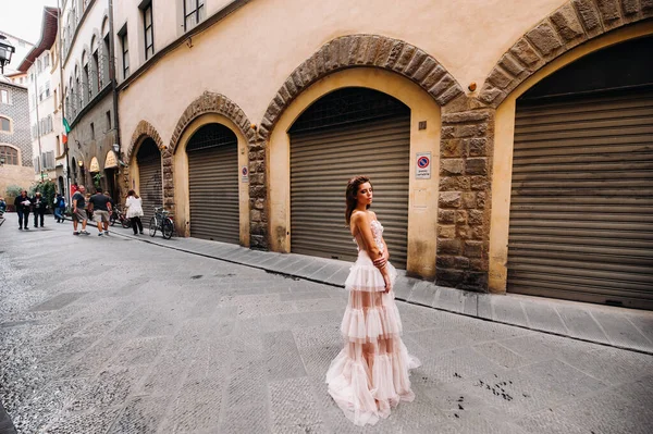 穿着粉色婚纱的美女模特在佛罗伦萨拍照，在佛罗伦萨新娘拍照 — 图库照片
