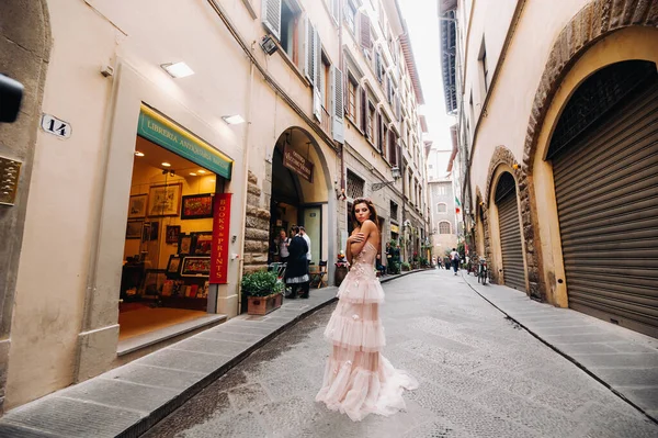 Belle fille modèle en robe de mariée rose photographié à Florence, séance photo à Florence mariée — Photo