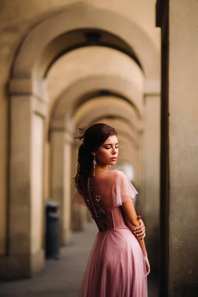 Genç ve güzel bir gelin, İtalya 'daki eski Floransa şehrinin merkezinde duruyor. Tuscany 'de güzel pembe elbiseli bir gelin. İtalya. — Stok fotoğraf