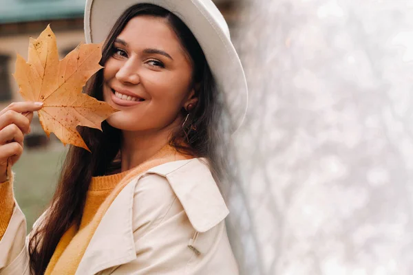 Ein Mädchen Weißem Mantel Und Hut Lächelt Einem Herbstlichen Park — Stockfoto
