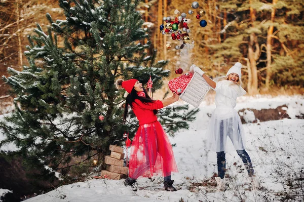 Duas Meninas Perto Árvore Natal Jogar Monte Brinquedos Árvore Decoração — Fotografia de Stock