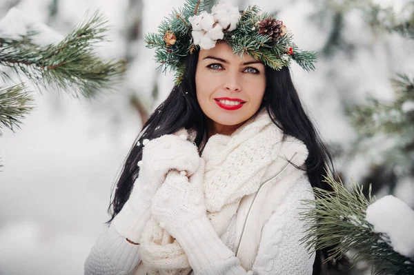 Pretrato Uma Mulher Roupas Brancas Uma Floresta Fria Inverno Menina — Fotografia de Stock