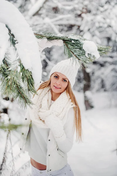 Портрет Жінки Білому Одязі Холодному Зимовому Лісі Дівчина Білим Капелюхом — стокове фото