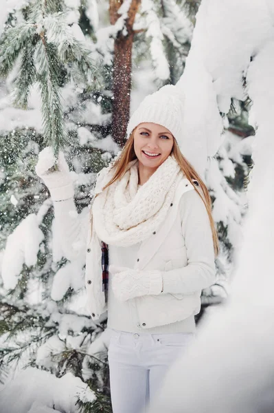 Portret Kobiety Białych Ubraniach Zimnym Lesie Dziewczyna Białym Kapeluszu Głowie — Zdjęcie stockowe