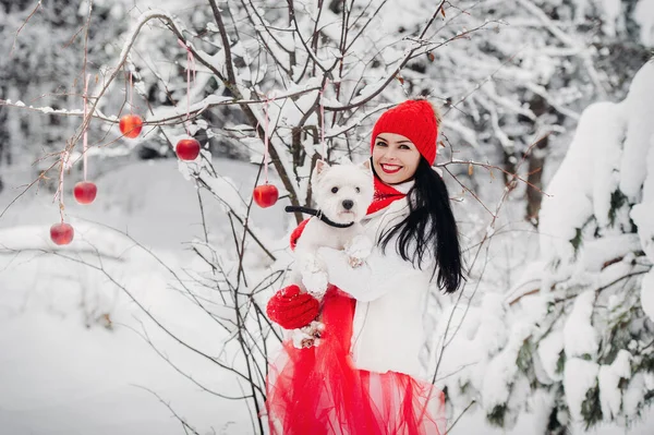 Retrato Uma Mulher Uma Jaqueta Vermelha Com Cão Uma Floresta — Fotografia de Stock