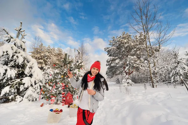 Fille Heureuse Dans Forêt Hiver Prend Selfie Près Sapin Noël — Photo