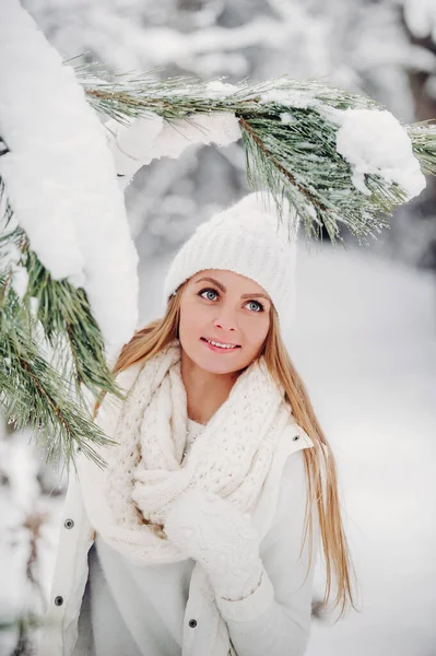Retrato Uma Mulher Roupas Brancas Uma Floresta Fria Inverno Uma — Fotografia de Stock