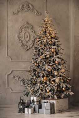Tam boy Noel ağacı. Yeni yıl arifesinde, evde karla kaplı bir Noel ağacı duruyor..
