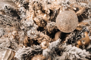 Noel ağacına yakın çekim. Yeni yıl arifesinde, karla kaplı bir Noel ağacı