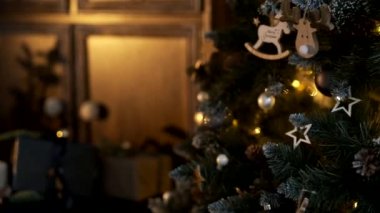 Noel ağacının yanında asılı bir geyik ve yazıtlı mutlu Noeller.