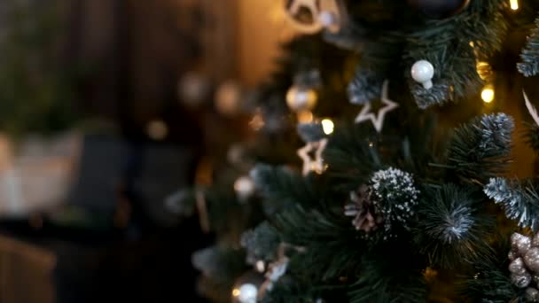 Weihnachtsbaum Nahaufnahme Mit Einem Hängenden Hirsch Und Der Aufschrift Frohe — Stockvideo