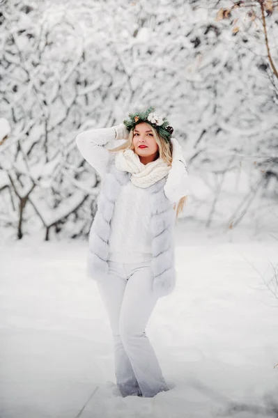 Портрет Женщины Белой Одежде Холодном Зимнем Лесу Девушка Венком Голове — стоковое фото
