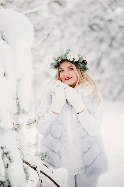 Pportrait Woman White Clothes Cold Winter Forest Girl Wreath Her — Stock Photo, Image