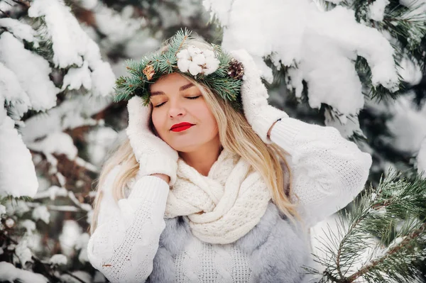 Porträt Einer Frau Weißen Kleidern Einem Kalten Winterwald Mädchen Mit — Stockfoto