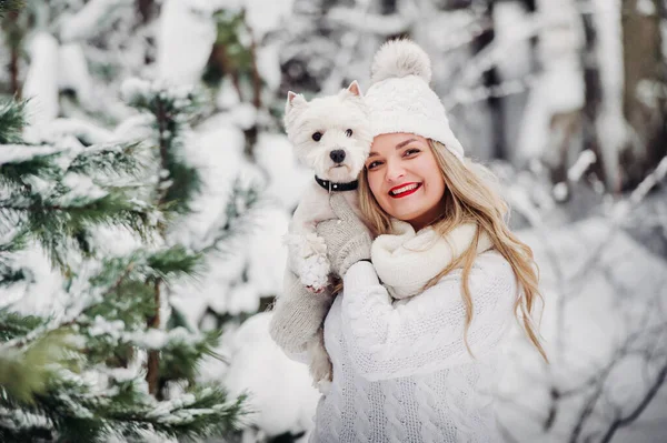 Портрет Женщины Белом Свитере Собакой Холодном Зимнем Лесу Девушка Держит — стоковое фото
