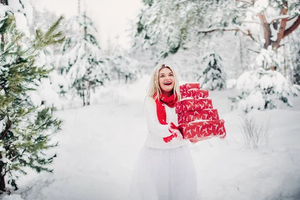 Uma Menina Uma Camisola Branca Com Presentes Natal Suas Mãos — Fotografia de Stock