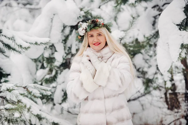 Egy Fehér Bundás Portréja Egy Hideg Téli Erdőben Egy Koszorúval — Stock Fotó