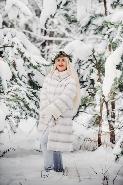 Портрет Женщины Белом Шубе Холодном Зимнем Лесу Девушка Венком Голове — стоковое фото