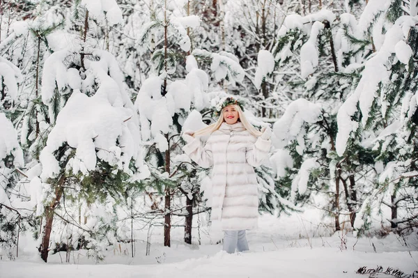 Retrato Uma Mulher Casaco Pele Branca Uma Floresta Fria Inverno — Fotografia de Stock