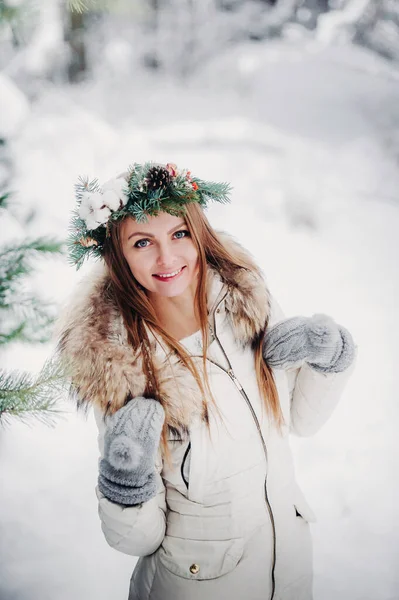 Pportrait Woman White Clothes Cold Winter Forest Girl Wreath Her — Stock Photo, Image