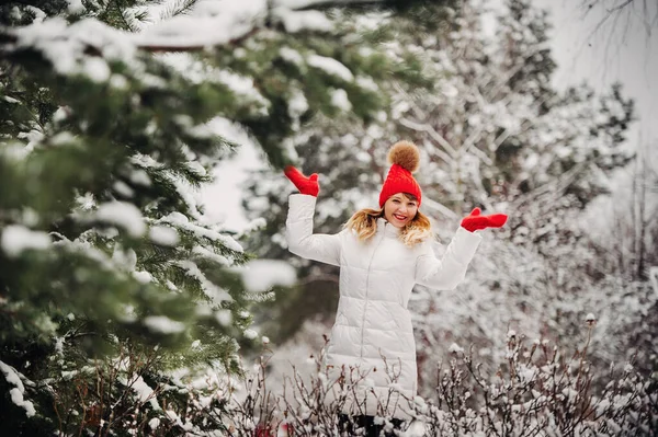Portrait Une Femme Vêtue Blanc Chapeau Rouge Dans Une Forêt — Photo