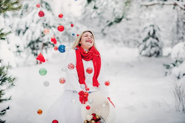 Uma Menina Uma Jaqueta Branca Lança Bolas Natal Para Decorar — Fotografia de Stock