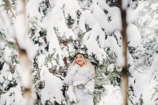 一个穿着白衣的女人在寒冷的冬季森林里的画像 在白雪覆盖的冬季森林里头戴花环的女孩 — 图库照片