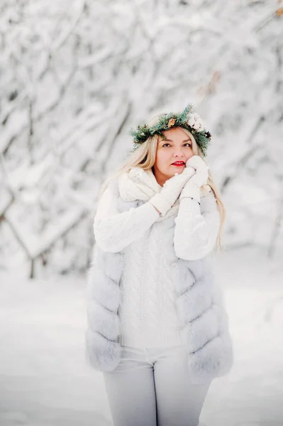 Pretrato Uma Mulher Roupas Brancas Uma Floresta Fria Inverno Menina — Fotografia de Stock