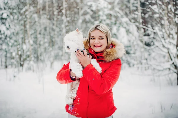 Портрет Женщины Красной Куртке Собакой Холодном Зимнем Лесу Девушка Держит — стоковое фото