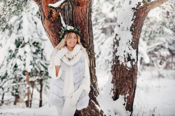 Retrato Uma Mulher Casaco Pele Branca Uma Floresta Fria Inverno — Fotografia de Stock