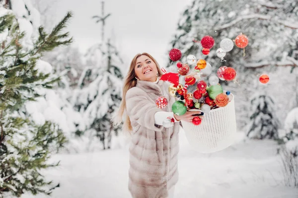 Een Meisje Een Bontjas Gooit Kerstballen Kerstboom Versieren Meisje Gooit — Stockfoto