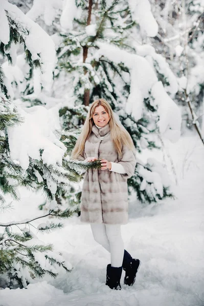 Retrato Uma Mulher Casaco Pele Branca Uma Floresta Fria Inverno — Fotografia de Stock