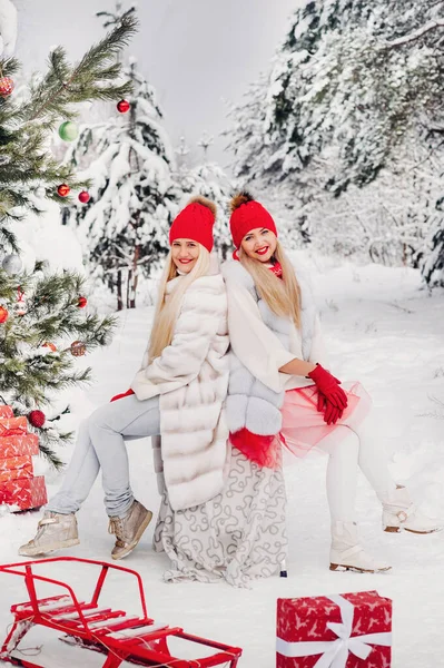 Deux Filles Dans Forêt Hiver Près Arbre Noël Décoré Filles — Photo