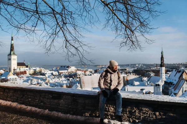 Турист Открытом Воздухе Зимой Старом Городе Tallinn Estonia — стоковое фото