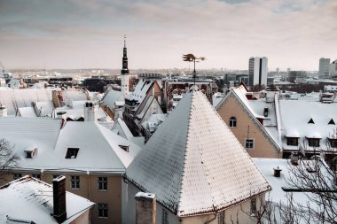 Tallinn 'in eski kasabasının kış manzarası. Baltık Denizi' ne yakın bir şehir. Estonya