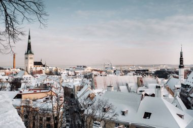 Tallinn 'in eski kasabasının kış manzarası. Baltık Denizi' ne yakın bir şehir. Estonya
