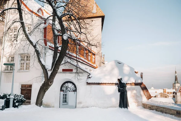 Talvinen Näkymä Tallinnan Vanhaan Kaupunkiin Lumen Peittämä Kaupunki Lähellä Itämerta — kuvapankkivalokuva