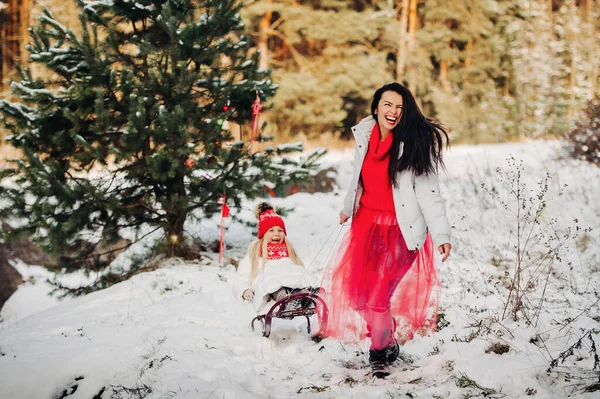 Menina Emocional Trenó Uma Menina Uma Floresta Nevada Humor Inverno — Fotografia de Stock