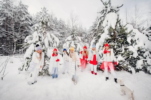 Grande Grupo Meninas Com Pirulitos Suas Mãos Fica Floresta Inverno — Fotografia de Stock
