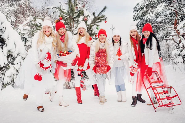 Μια Μεγάλη Ομάδα Κοριτσιών Χριστουγεννιάτικα Δώρα Στα Χέρια Τους Στέκεται — Φωτογραφία Αρχείου