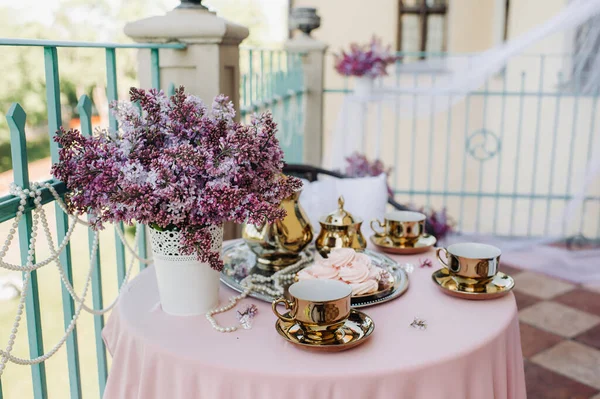 Delicada Mesa Chá Manhã Com Flores Lilás Colheres Antiguidades Pratos — Fotografia de Stock