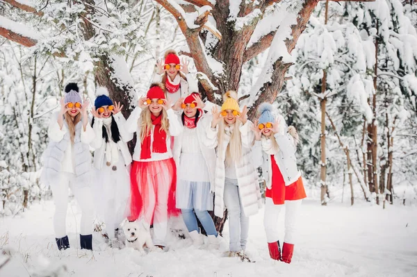 Grand Groupe Filles Avec Des Mandarines Sont Debout Dans Forêt — Photo