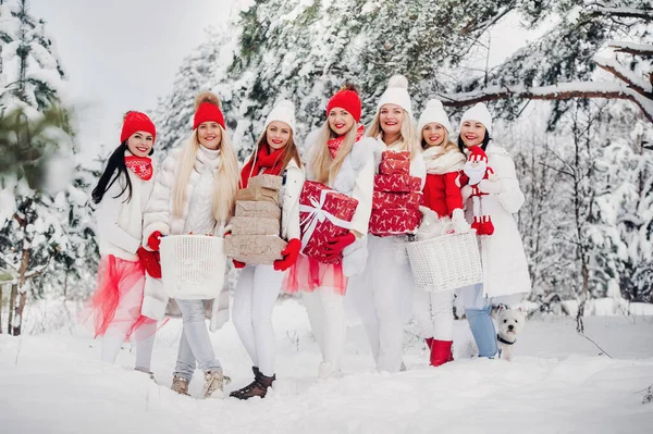 Duża Grupa Dziewcząt Prezentami Świątecznymi Rękach Stojących Zimowym Lasie Dziewczyny — Zdjęcie stockowe