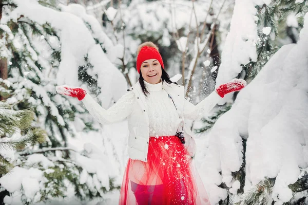 Retrato Uma Mulher Roupas Brancas Chapéu Vermelho Uma Floresta Fria — Fotografia de Stock