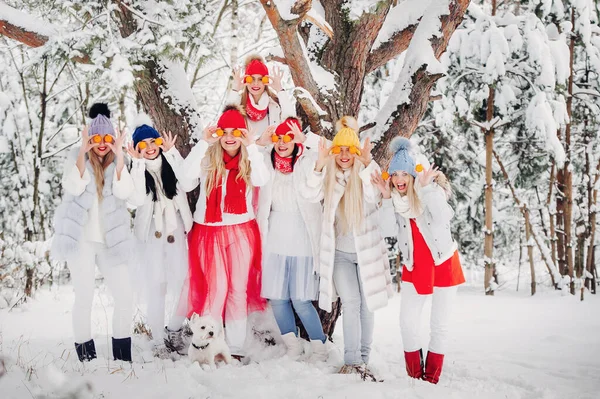 Grand Groupe Filles Avec Des Mandarines Sont Debout Dans Forêt — Photo